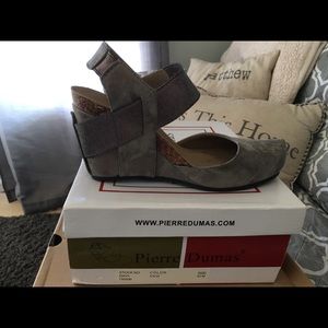 Pierre Dumas “Enya”. Color Pewter